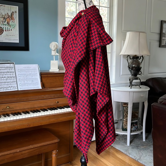 Wrap Shawl Red and Navy Houndstooth with Gold Button - Picture 3 of 6